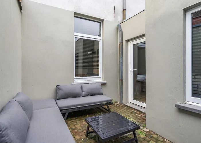 Cosy, Furnished & Renovated Flat With Outside Lounge