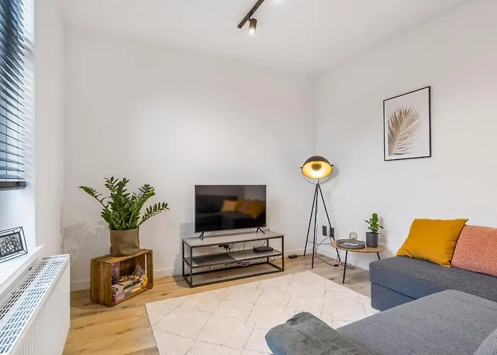 Cosy, Furnished & Renovated Flat With Outside Lounge