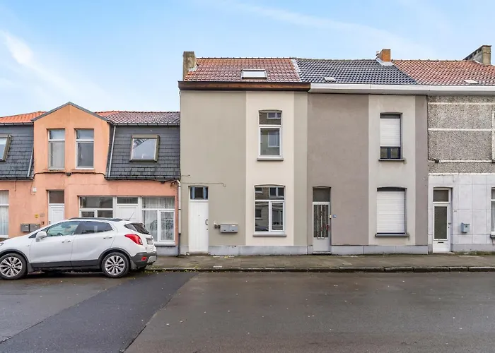 Cosy, Furnished & Renovated Flat With Outside Lounge