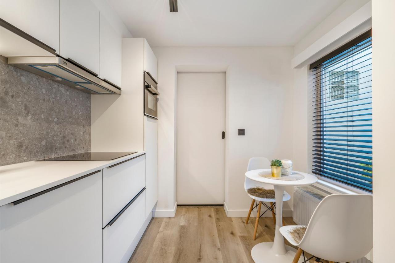 Cosy, Furnished & Renovated Flat With Outside Lounge Gent